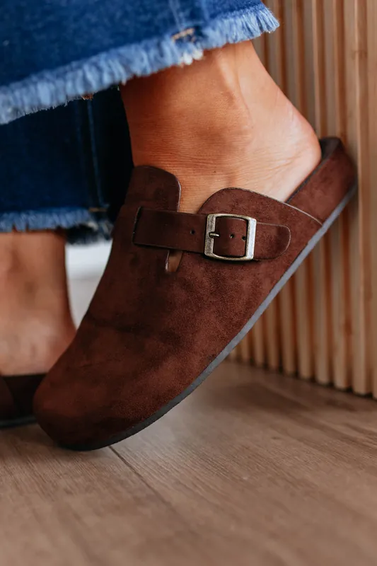 Laying Low Clogs - MIA
