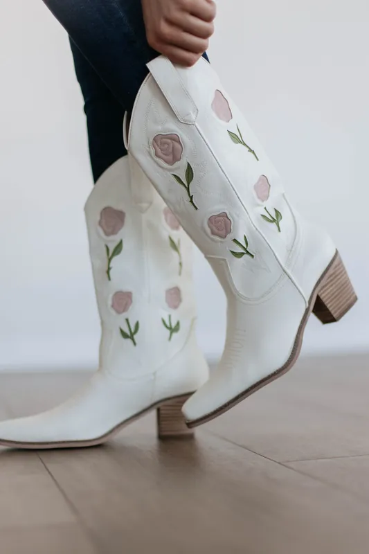 Floral Affair Cowgirl Boots - Miim